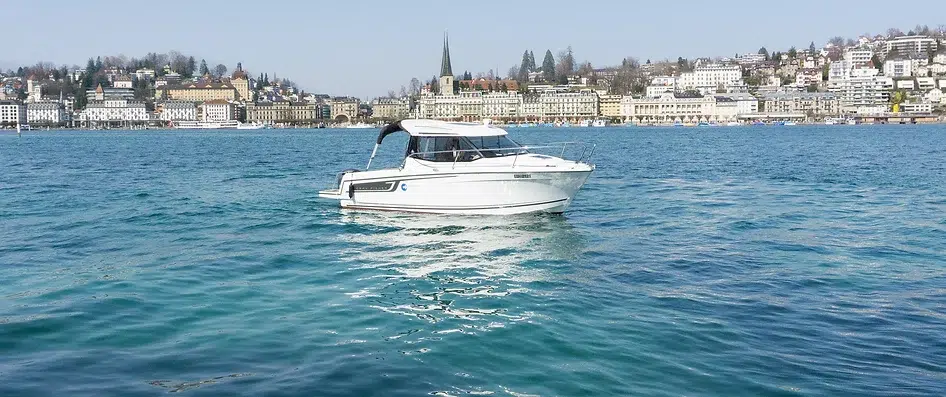 Fahrschule-Rabensteiner-Motorboot-Luzern.jpg
